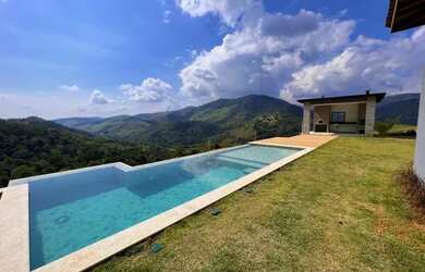 Imagem: A casa em condomínio possui 3 Dormitórios, 5 Banheiros, 2