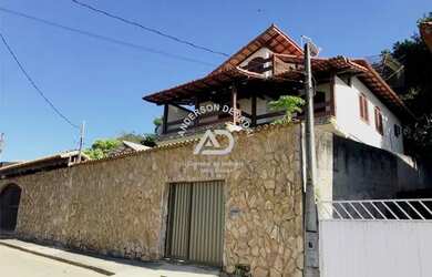 Imagem: A casa possui 3 Dormitórios, 1 Banheiro, 2 Vagas na garagem