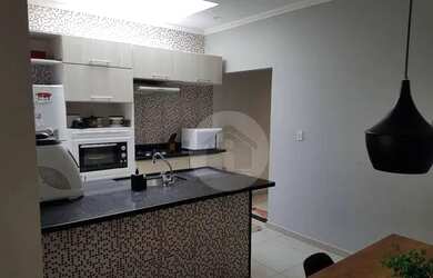 Imagem: A casa possui 3 Dormitórios, 1 Banheiro, 2 Vagas na garagem