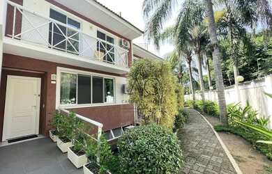 Imagem: A casa em condomínio para alugar possui 5 Dormitórios, 5 Banheiros