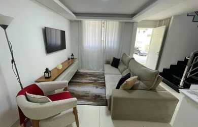 Imagem: A casa possui 3 Dormitórios, 2 Banheiros, 2 Vagas na garagem