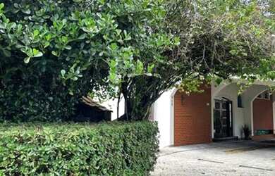 Imagem: A casa em condomínio possui 4 Dormitórios, 5 Banheiros, 300m²