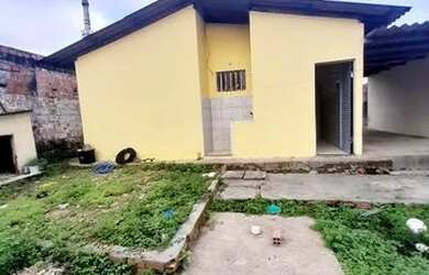 Imagem: A casa possui 2 Dormitórios, 1 Banheiro, 2 Vagas na garagem