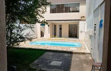 Imagem: A casa possui 2 Dormitórios, 2 Banheiros, 2 Vagas na garagem