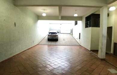 Imagem: A casa possui 3 Dormitórios, 3 Banheiros, 5 Vagas na garagem