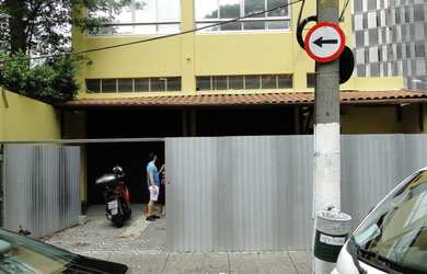 Imagem: O depósito possui 3 Vagas na garagem e está localizado em