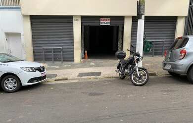 Imagem: O depósito possui 3 Vagas na garagem, 180m² de Área e está