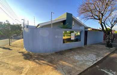 Imagem: A casa possui 3 Dormitórios, 2 Banheiros, 2 Vagas na garagem