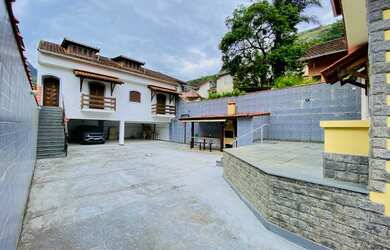 Imagem: A casa à venda possui 5 Dormitórios, 5 Banheiros, 3 Vagas