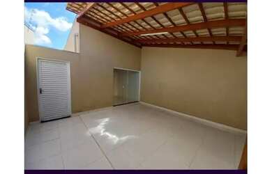 Imagem: A casa possui 3 Dormitórios, 1 Banheiro, 2 Vagas na garagem