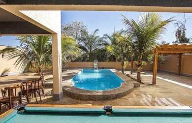 Imagem: A casa possui 4 Dormitórios, 4 Banheiros, 5 Vagas na garagem