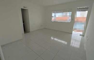 Imagem: A casa possui 2 Dormitórios, 2 Banheiros, 2 Vagas na garagem