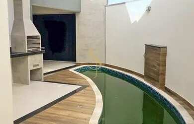 Imagem: A casa possui 3 Dormitórios, 2 Banheiros, 2 Vagas na garagem