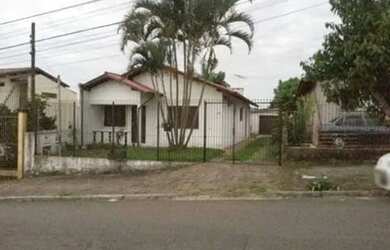 Imagem: A casa possui 3 Dormitórios, 1 Banheiro, 1 Vaga na garagem