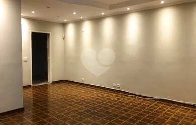 Imagem: A casa possui 3 Dormitórios, 5 Banheiros, 4 Vagas na garagem