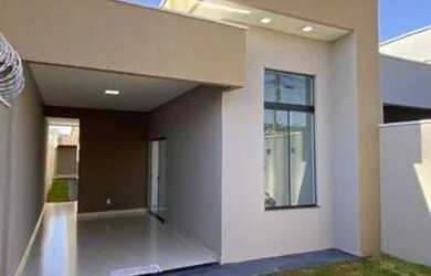 Imagem: A casa possui 3 Dormitórios, 2 Banheiros, 2 Vagas na garagem