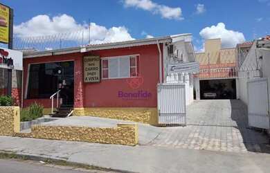 Imagem: A casa possui 4 Banheiros, 5 Vagas na garagem e 155m² de Área