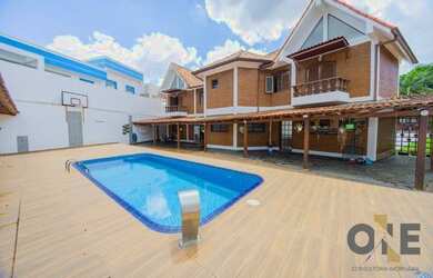 Imagem: A casa em condomínio possui 4 Dormitórios, 3 Banheiros, 300m²