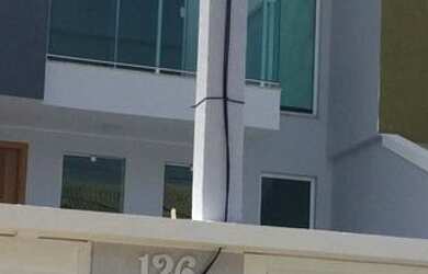 Imagem: A casa possui 3 Dormitórios, 2 Banheiros, 1 Vaga na garagem