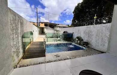 Imagem: A casa possui 3 Dormitórios, 5 Banheiros, 2 Vagas na garagem