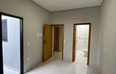 Imagem: A casa possui 3 Dormitórios, 3 Banheiros, 2 Vagas na garagem