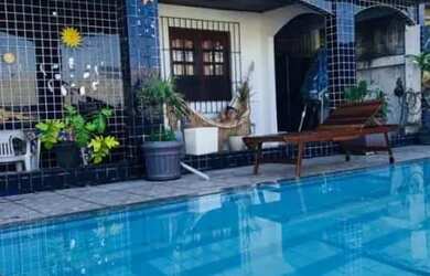 Imagem: A casa possui 5 Dormitórios, Acomodam 20 pessoas, 3 Vagas na