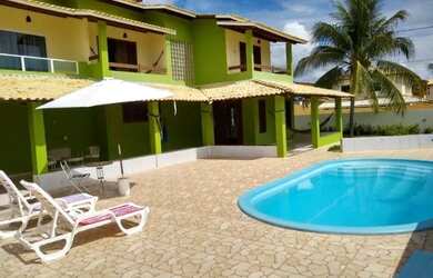 Imagem: A casa possui 5 Dormitórios, Acomodam 20 pessoas e está localizado