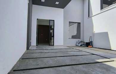 Imagem: A casa possui 3 Dormitórios, 2 Banheiros, 2 Vagas na garagem