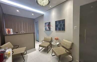 Imagem: A casa possui 5 Dormitórios, 4 Banheiros e 2 Vagas na garagem