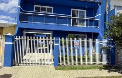 Imagem: A casa possui 4 Dormitórios, 4 Banheiros, 4 Vagas na garagem