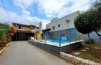 Imagem: A casa possui 3 Dormitórios, 3 Banheiros, 5 Vagas na garagem