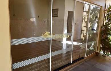 Imagem: A casa possui 3 Dormitórios, 3 Banheiros, 2 Vagas na garagem