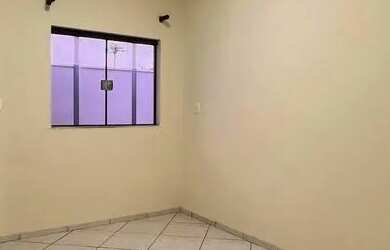 Imagem: A casa possui 2 Dormitórios, 2 Banheiros e 2 Vagas na garagem