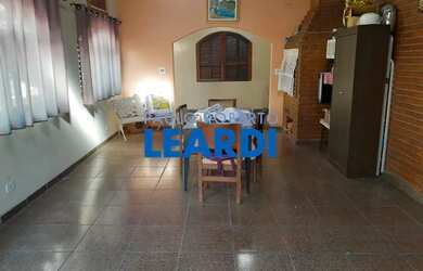 Imagem: A casa possui 4 Dormitórios, 4 Banheiros, 2 Vagas na garagem