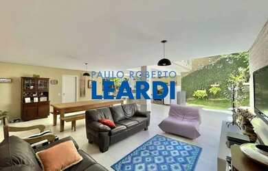 Imagem: A casa em condomínio à venda possui 5 Dormitórios, 3 Banheiros