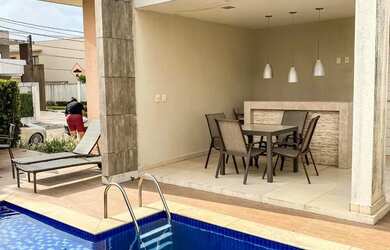 Imagem: A casa em condomínio possui 4 Dormitórios, 5 Banheiros, 2