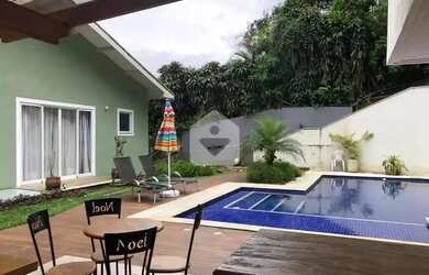 Imagem: A casa à venda possui 5 Dormitórios, 3 Banheiros, 2 Vagas