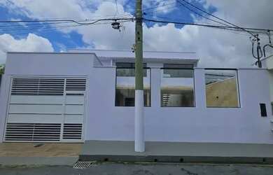 Imagem: A casa possui 4 Dormitórios, 4 Banheiros, 2 Vagas na garagem