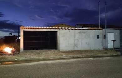 Imagem: A casa possui 3 Dormitórios, 2 Banheiros, 2 Vagas na garagem