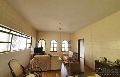 Imagem: A casa possui 3 Dormitórios, 2 Banheiros, 4 Vagas na garagem