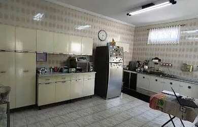 Imagem: A casa possui 3 Dormitórios, 2 Banheiros, 5 Vagas na garagem