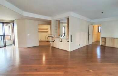 Imagem: O apartamento possui 4 Dormitórios, 2 Banheiros, 4 Vagas na