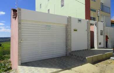 Imagem: A casa possui 4 Dormitórios, 3 Banheiros, 1 Vaga na garagem