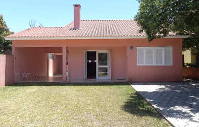 Imagem: A casa possui 4 Dormitórios, 2 Banheiros, 5 Vagas na garagem