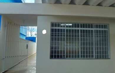 Imagem: A casa possui 2 Dormitórios, 2 Banheiros, 2 Vagas na garagem