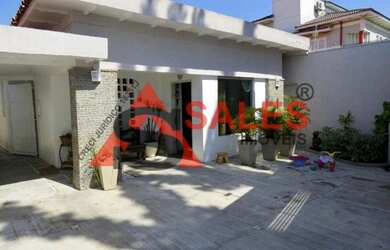 Imagem: A casa possui 4 Dormitórios, 3 Banheiros, 1 Vaga na garagem