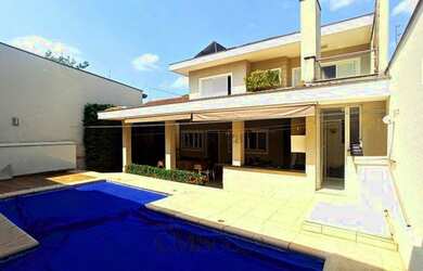 Imagem: A casa possui 4 Dormitórios, 4 Banheiros, 3 Vagas na garagem