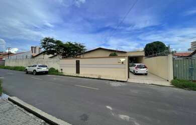 Imagem: A casa possui 4 Dormitórios, 4 Banheiros, 4 Vagas na garagem