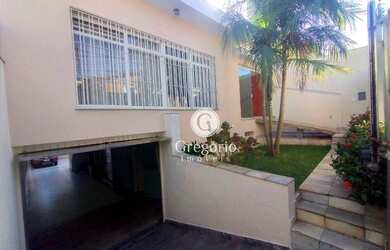 Imagem: A casa possui 4 Dormitórios, 4 Banheiros, 5 Vagas na garagem