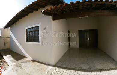 Imagem: A casa possui 3 Dormitórios, 2 Banheiros, 4 Vagas na garagem